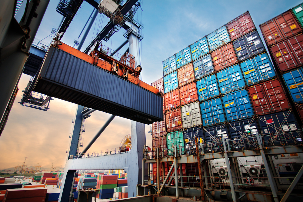 konténer rakodás egy rakomány teherhajó ipari daru. Konténerszállító hajó import és export üzleti logisztikai vállalat. Ipari és szállítási koncepció.