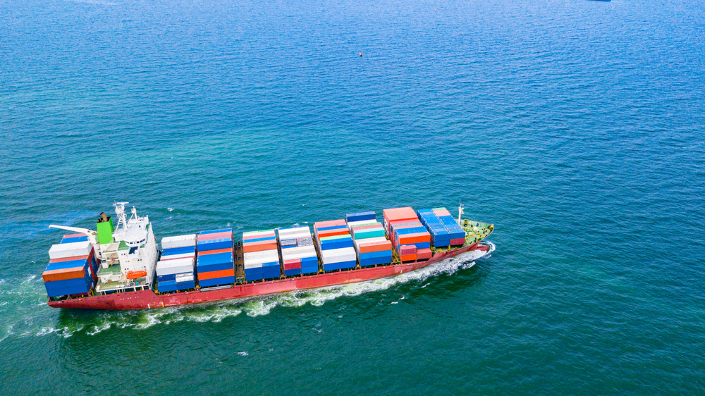 Cargo ships with full container receipts to import and export products worldwide