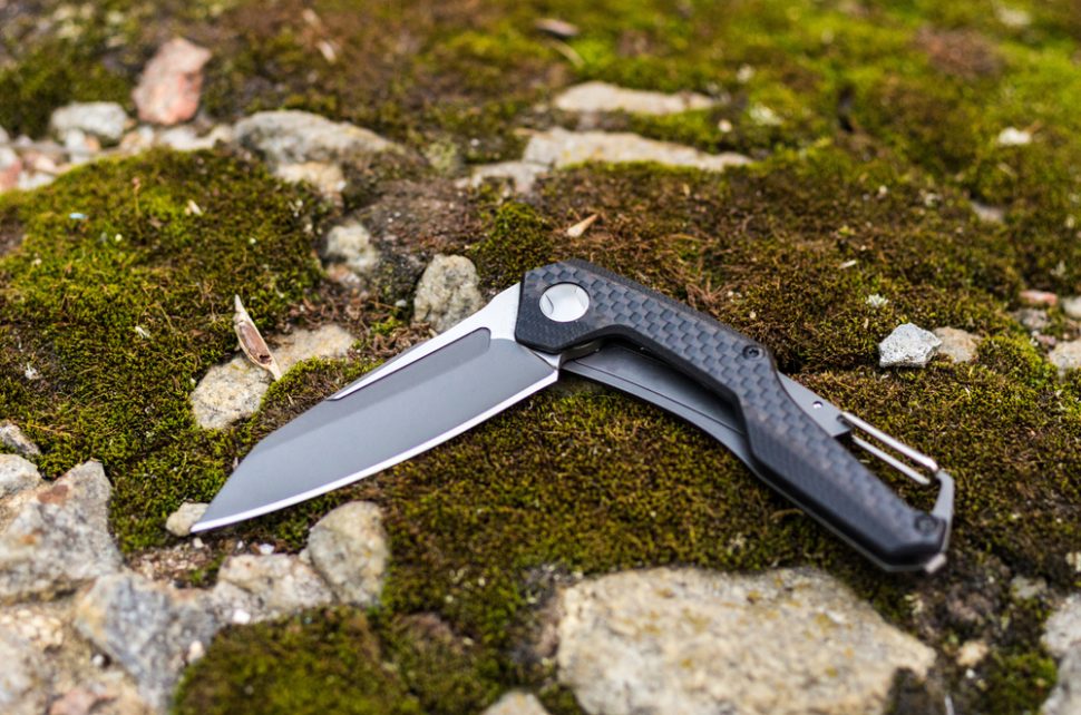 Knife bent on the ground in jack knife position